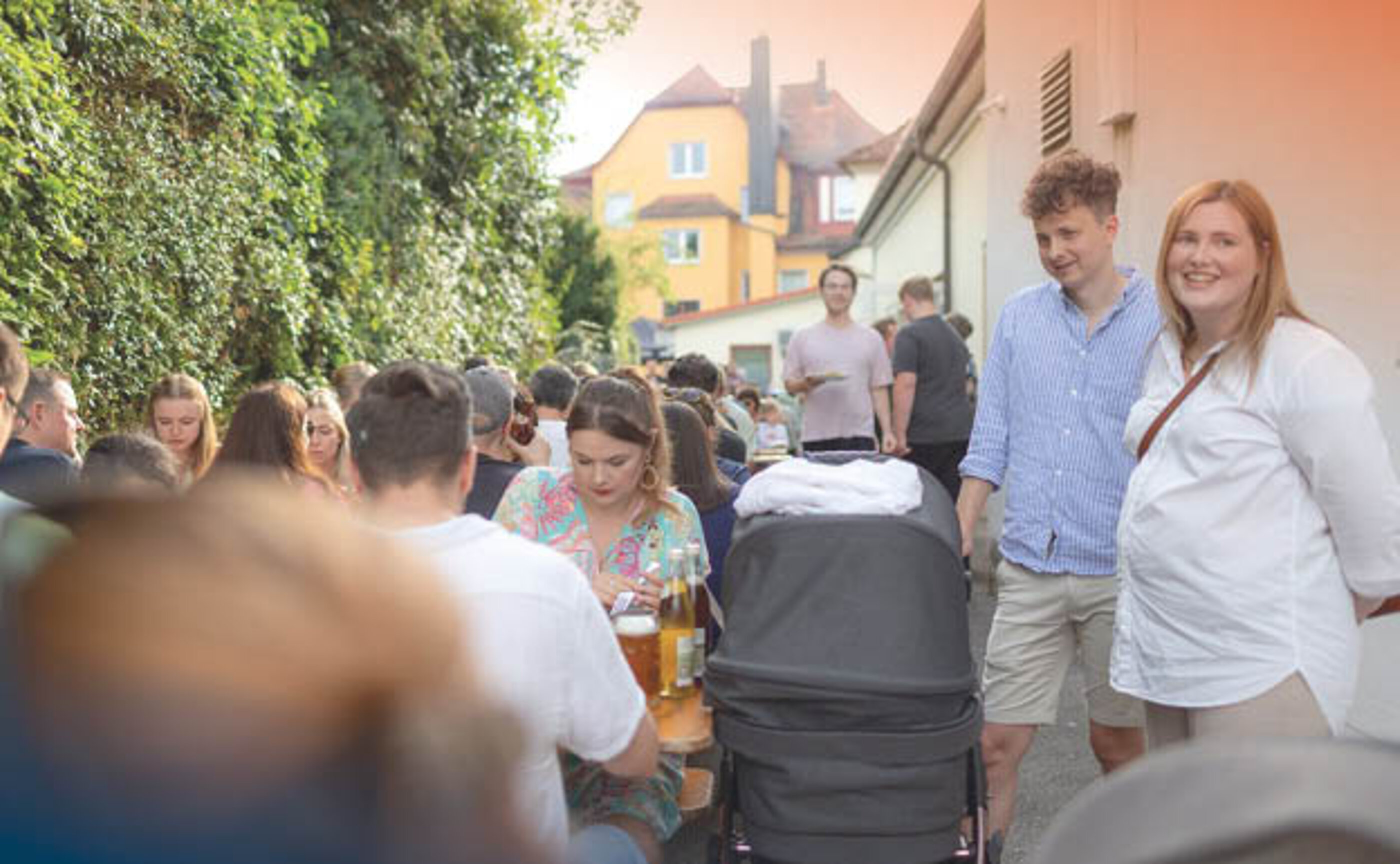 Eine Gruppe von sitzenden wie stehenden Menschen auf dem marcapo Sommerfest