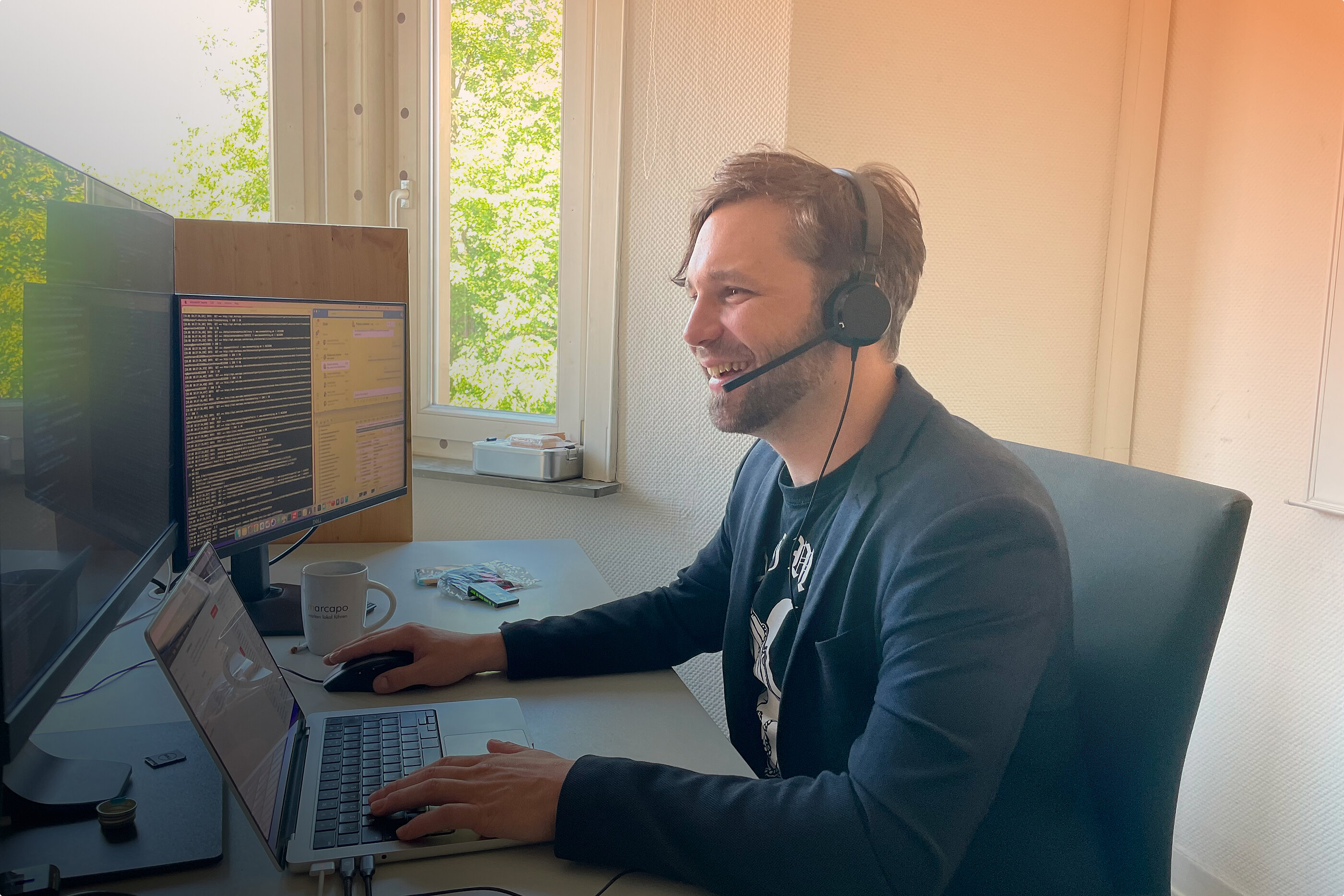 Ein Mann mit Headset beim Arbeiten im Büro