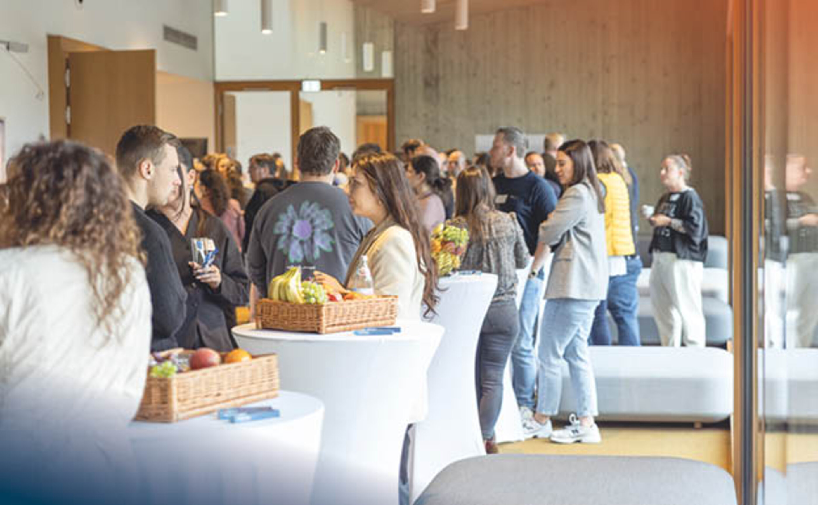 marcapo Mitarbeitende stehen bei einem Mitarbeiterevent im Foyer