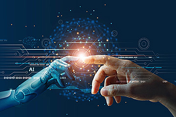 Eine Roboterhand und eine menschliche Hand treffen aufeinander